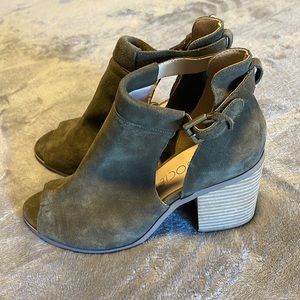 Some Society! LIKE NEW! Olive Green. Size 7.